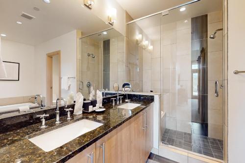 uma casa de banho com 2 lavatórios e um chuveiro em Modern Mountain Magic em Eagle