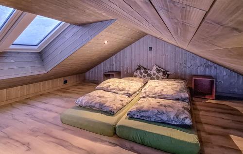 Postel nebo postele na pokoji v ubytování Stunning Home In Straumgjerde With House A Panoramic View