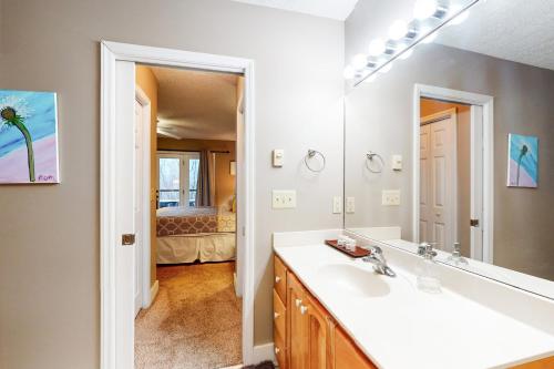 ein Bad mit einem Waschbecken und einem Spiegel in der Unterkunft Positive Altitude in Seven Devils