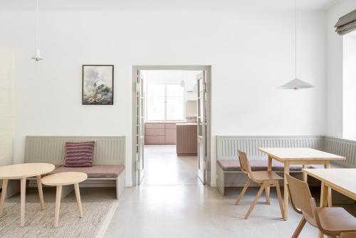 Cette chambre comprend une table, des chaises et un miroir. dans l'établissement Lermooser, à Lermoos