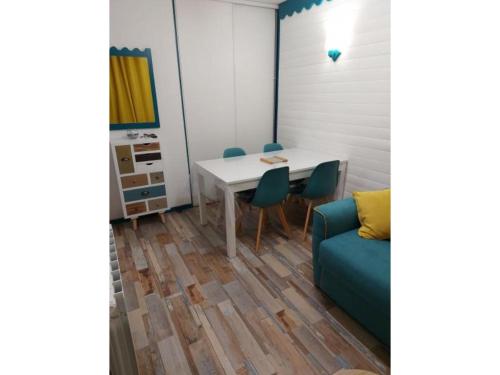 聖費朗索瓦－隆尚的住宿－Appartement 6 personnes，一间带桌椅和沙发的用餐室