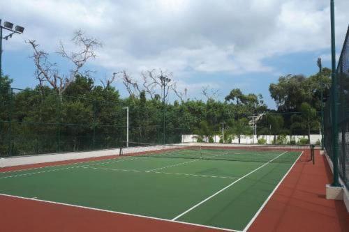 a tennis court with a tennis court at Rio Stay suite Rio Centro in Rio de Janeiro