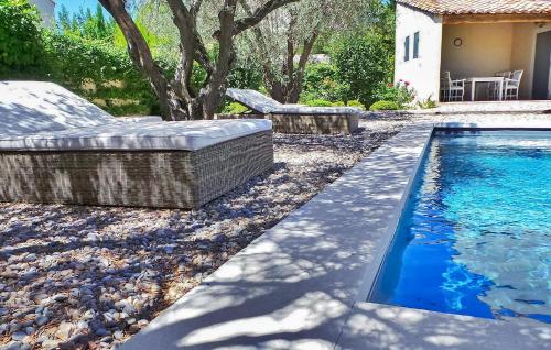 - une piscine dans une cour avec un canapé à côté dans l'établissement Le Roman Bleu, à Paradou