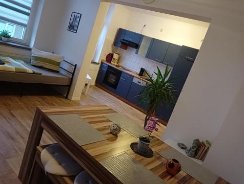 een woonkamer met een tafel en een keuken bij Stella's Monteurswohnungen in Crimmitschau