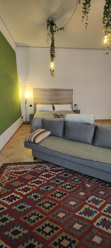 - un salon avec un canapé et un tapis dans l'établissement La Sosta Domodossola, à Domodossola
