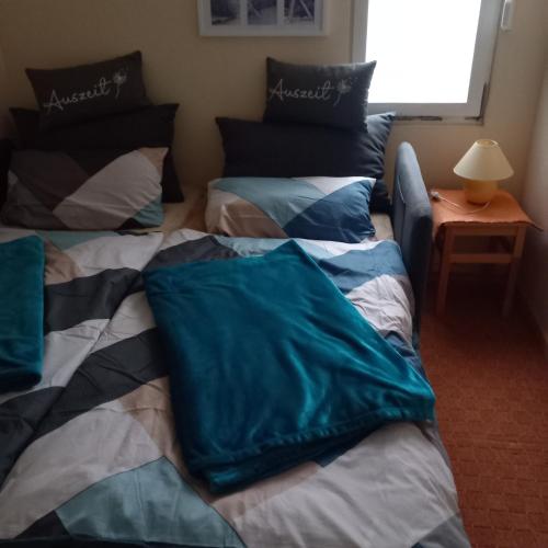 un dormitorio con dos camas y un sofá en Bungalow kleine Auszeit, en Stiege