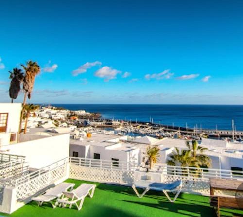 uitzicht op het strand vanaf het balkon van een resort bij Vittorio splendida vista in Tías