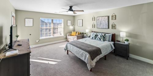 a bedroom with a bed and a desk and a television at 2BR Condo - Near SDC - 2 Pools - Golf Onsite - FREE TICKETS INCLUDED - SB 9-5 in Branson