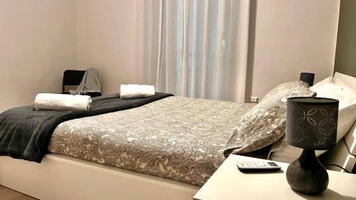 ナポリにあるArchivio 32 Neapolitan Apartmentのベッドルーム1室(ベッド1台、ランプ付きテーブル付)
