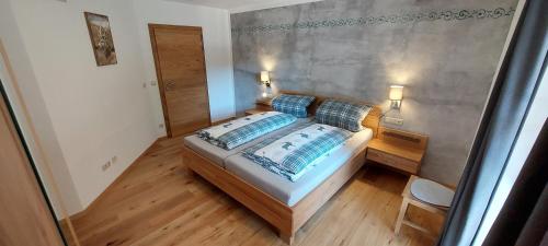 een slaapkamer met een bed met 2 kussens erop bij Ferienwohnung Leni in Garmisch-Partenkirchen