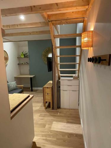 un couloir avec un escalier dans une chambre dans l'établissement T1 bis Intra Muros, à Vannes