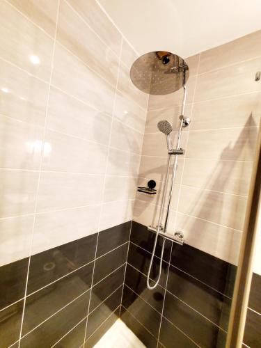 Ένα μπάνιο στο Logis Hôtel Belle Etoile Vichy