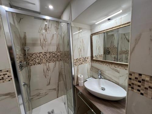 een badkamer met een wastafel en een douche bij Hotel Ercoli House in Rome
