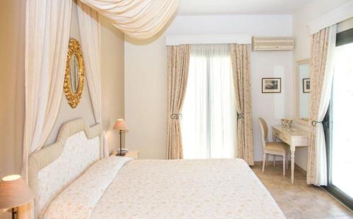 Postel nebo postele na pokoji v ubytování Ionian Coco Palm Beach Villas