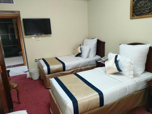 Cama o camas de una habitación en Al Azhar Almassi Hotel