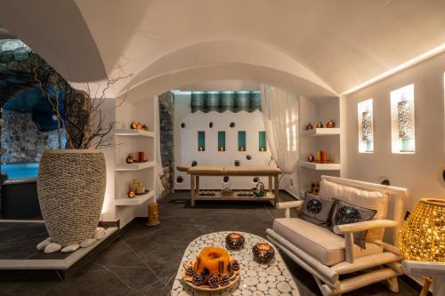 佩里薩的住宿－Santorini Miracles Suites，客厅配有桌子上的南瓜