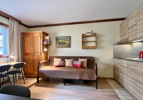 un salon avec un canapé et une table dans l'établissement Bellevue Studio Les Houches, aux Houches
