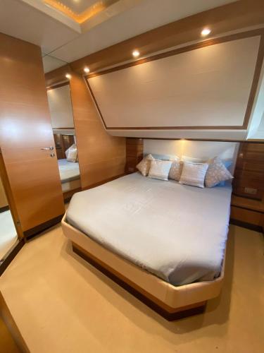 a bedroom with a large bed on a yacht at Yacht Cantieri Sarnico 60 feet in Cannigione