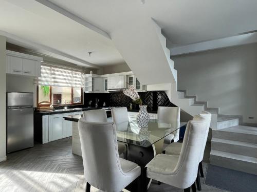 a kitchen with a dining room table and chairs at Luxury Villa with Jacuzzi in Baños