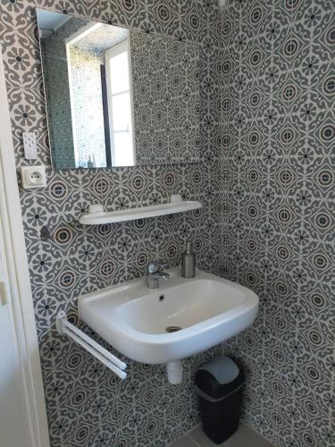 a bathroom with a sink and a mirror at Gîte Se Sentir Libre in Crozant