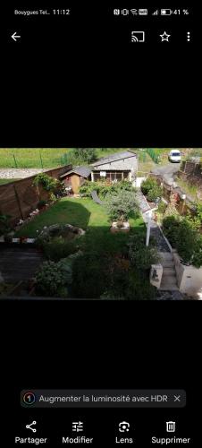 deux photographies d'une maison et publicité dans l'établissement Maison papillon, à Fougères