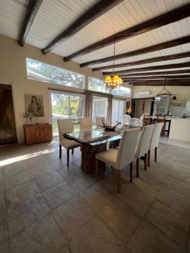 ein Esszimmer mit Tisch und Stühlen in der Unterkunft Momocho in Esquina