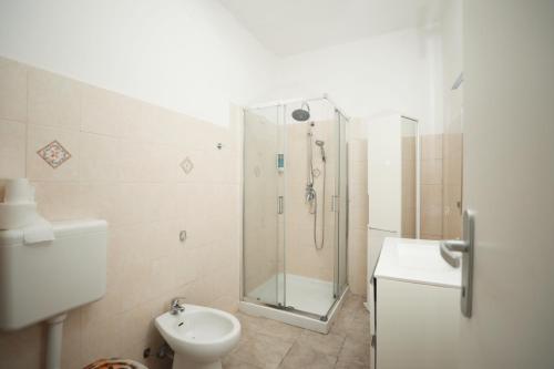 ein Bad mit einer Dusche, einem WC und einem Waschbecken in der Unterkunft La Casa di Chiara 