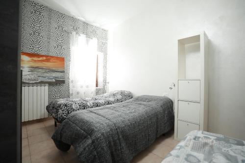 1 Schlafzimmer mit 2 Betten und einem Fenster in der Unterkunft La Casa di Chiara 