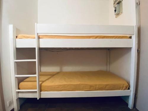 a couple of bunk beds in a room at Les Hauts YourHosHelper in Saint-Cyr-sur-Mer