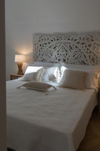 a large white bed with white sheets and pillows at Vecchia Mottola Private Suite & Spa in Mottola
