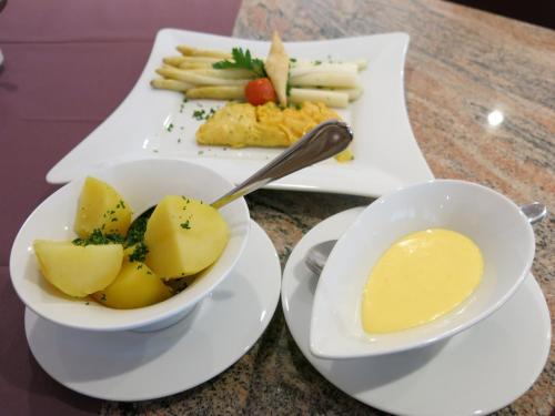 ホテルの敷地内または近くでの食事または食べ物
