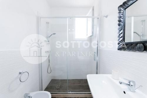 uma casa de banho com um chuveiro, um WC e um lavatório. em Brezza Marina - Porto Cesareo em Porto Cesareo