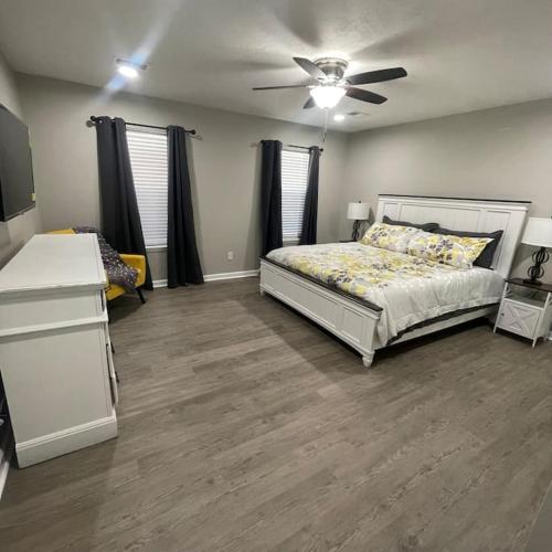 ein Schlafzimmer mit einem Bett und einem Deckenventilator in der Unterkunft Deodara Cottage in Augusta