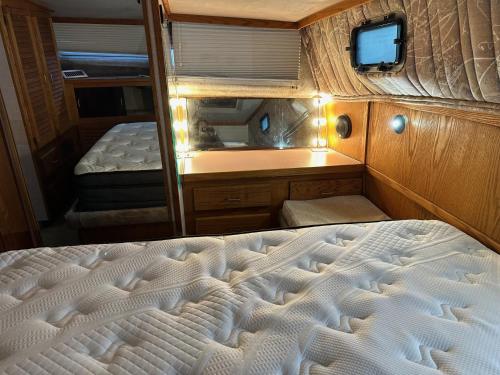 Кровать или кровати в номере Annapolis Boat Life - Overnight Stays