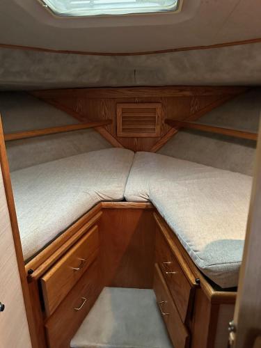 Кровать или кровати в номере Annapolis Boat Life - Overnight Stays