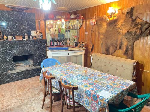 jadalnia ze stołem i kominkiem w obiekcie Guesthouse Georgia w mieście Sagarejo