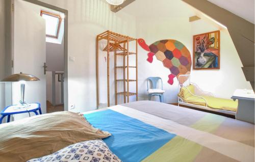 1 dormitorio con 1 cama con escalera y sombrilla en la pared en Stunning Home In Pirou With Kitchen, en Pirou