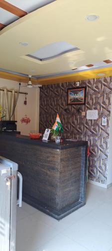 un bar in una stanza con un muro di pietra di Rudra house 2 a Marwad