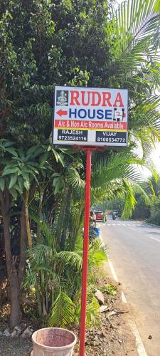 una señal para una casa al lado de una calle en Rudra house 2, en Marwad