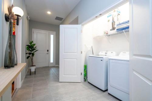 een keuken met een witte koelkast en een wastafel bij 6152 Fantastic Spacious Home for Your Family in Orlando