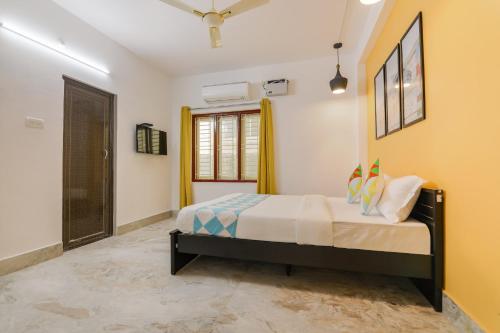 a bedroom with a bed in a room at OYO Flagship Saket Homes in Bhubaneshwar