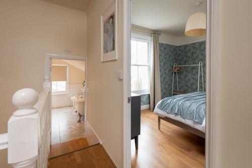 - une chambre avec un lit et un lavabo dans l'établissement Peaceful Oasis 3 Beds House with Garden and Parking, à Cambridge