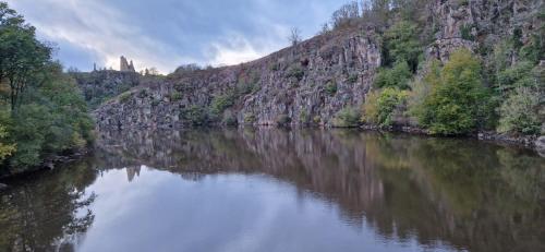 a view of a river with trees and a mountain at Gîte Se Sentir Libre in Crozant