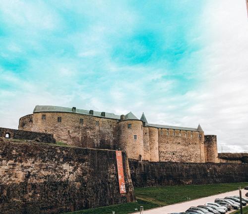 Fotografie z fotogalerie ubytování Appartement vue sur château-fort 3 étoiles v destinaci Sedan