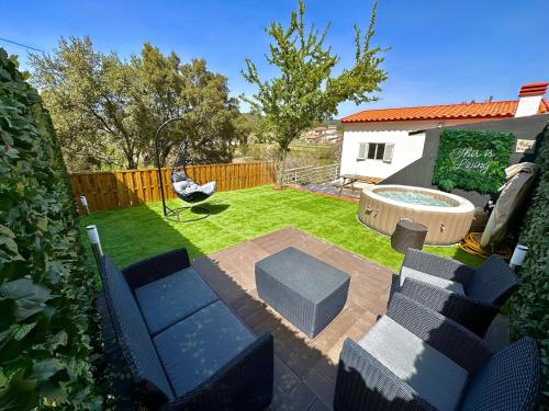 un patio trasero con piscina, sillas y hamaca en Cantinho do Vale - Oleiros en Oleiros