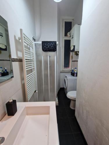 Baño blanco con aseo y lavamanos en Casa Francesca en Livorno