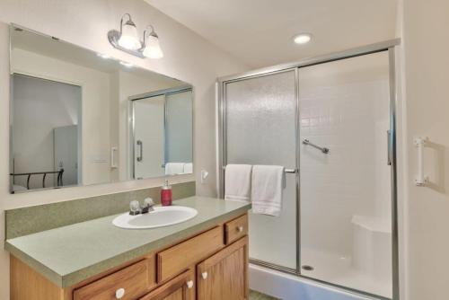 y baño con lavabo y ducha. en Private Cottage Near Scenic Deschutes River Woods! en Bend