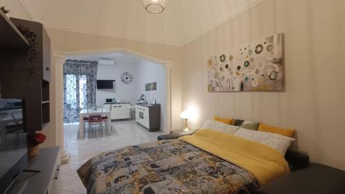 - une chambre avec un lit et une cuisine en arrière-plan dans l'établissement Pozzo Canale House, à Catane