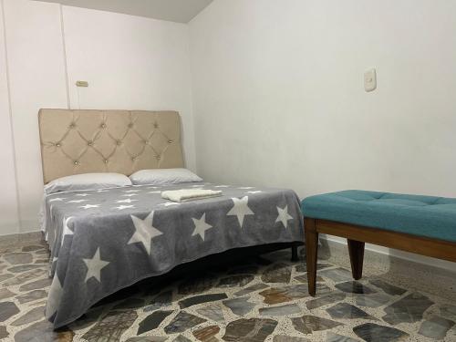 Un dormitorio con una cama con estrellas. en Apartamento cómodo , céntrico y bien ubicado Apto 301, en Medellín