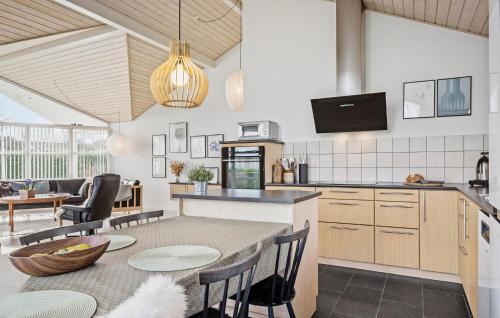 Kuchyň nebo kuchyňský kout v ubytování Holiday Home Fiskervej Ds Dnmk